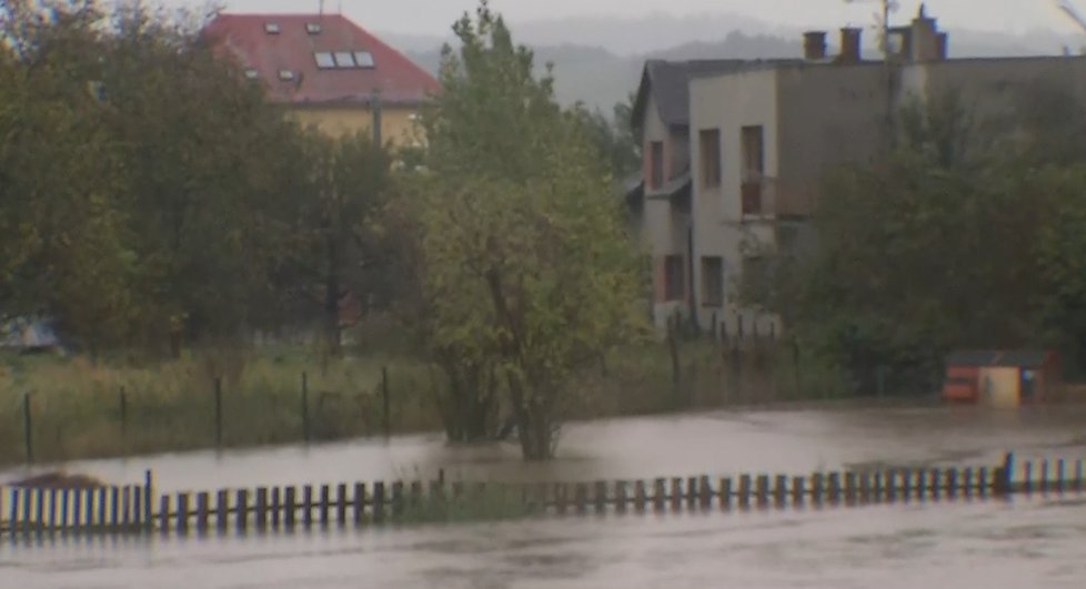 V kravařské části Dvořisko na Opavsku hrozí, že se řeka Opava vylije z břehů. (14.10.2020)