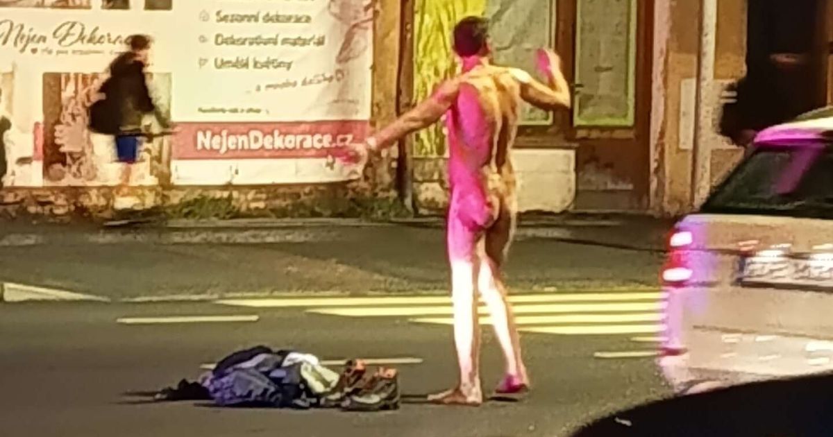 Opava: ¡Un hombre desnudo conducía el tráfico en una intersección! Estaba borracho y drogado.