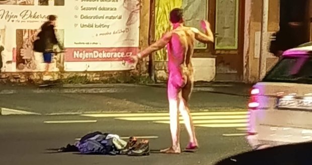 Dopravu na křižovatce v Opavě řídil naháč! Zfetovaného a opilého muže odvezla záchranka.