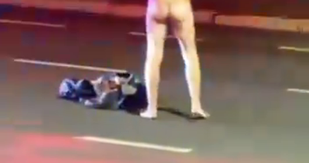 ¡Un hombre desnudo conducía el tráfico en el cruce de Opava! El borracho fue trasladado en ambulancia. ¡Un hombre desnudo conducía el tráfico en el cruce de Opava! El borracho fue trasladado en ambulancia.