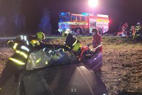 Čelní srážka dvou aut v Opavě: Tři zranění včetně mladé dívky (16)