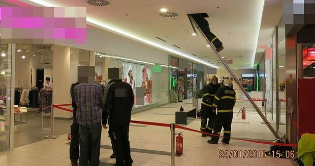 V obchodním domě v Opavě hořelo: Tisíc lidí evakuovali, dva byli zraněni