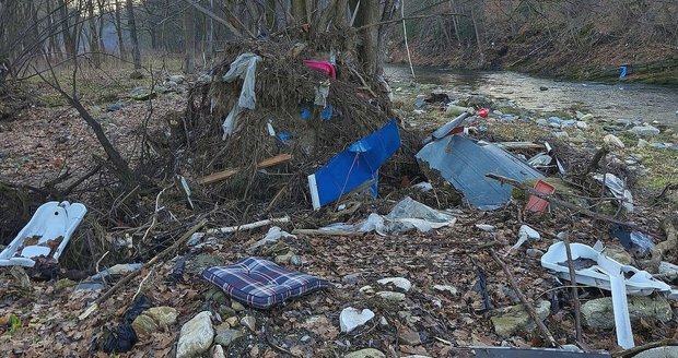 Rok a půl po povodních a na severu Moravy je podél řek stále neskutečný nepořádek toho, co velká voda s sebou přinesla.