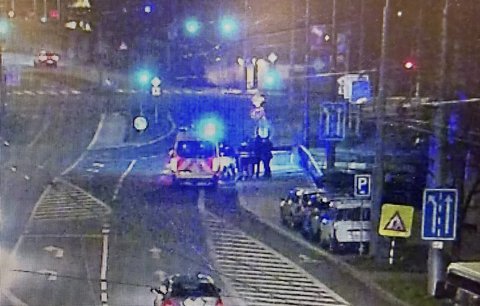 Strážníci Emil, Matěj a Pavel jako andělé: Sebevraha strhli z mostu do bezpečí