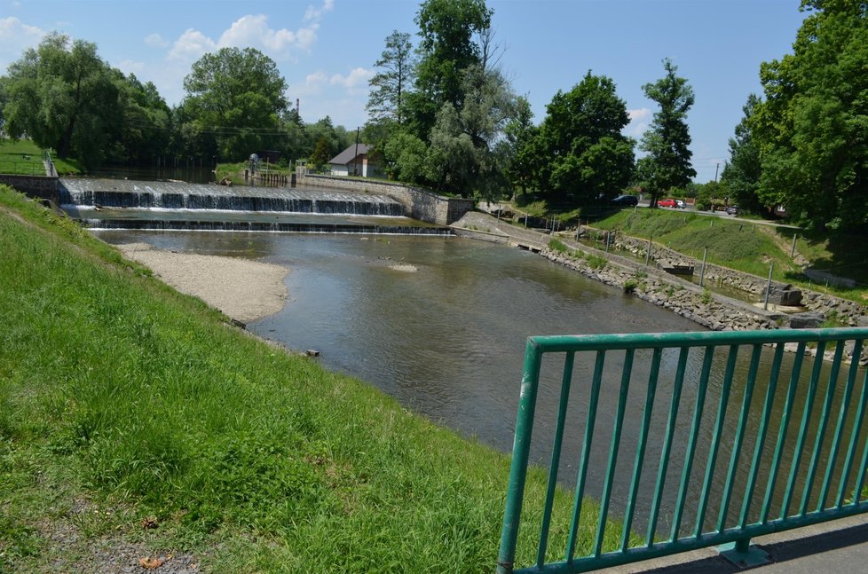 Vojenský splav v Opavě byl němým svědkem tragédie. Utonul pod ním chlapec (†11). Lidé už nosí k pietnímu místu svíčky. Voda pod splavem dosahuje místy odhadem dvoumetrové hloubky.