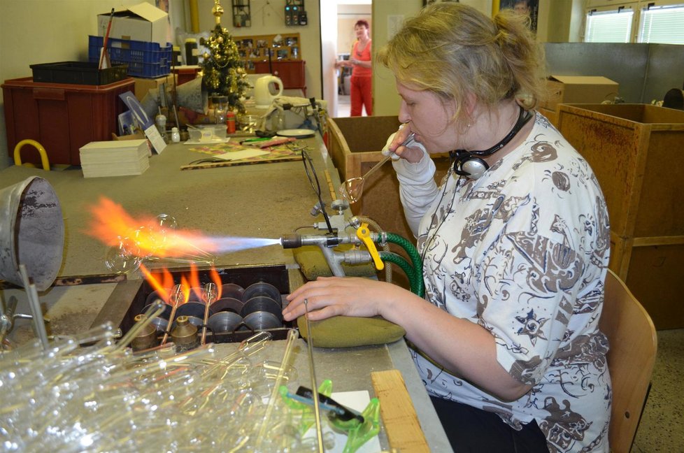 Výroba foukaných skleněných vánočních ozdob v Opavě
