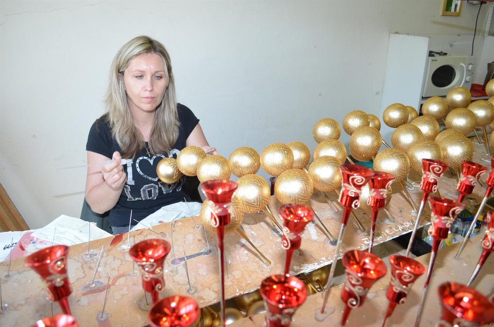 Výroba foukaných skleněných vánočních ozdob v Opavě
