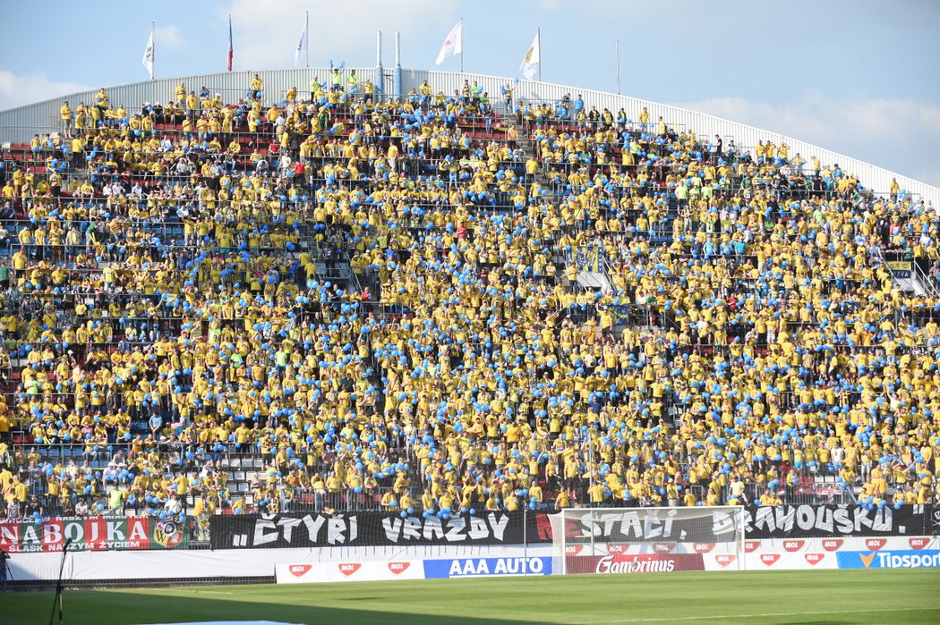 Fanoušci Opavy na stadionu Olomouce při finále domácího poháru