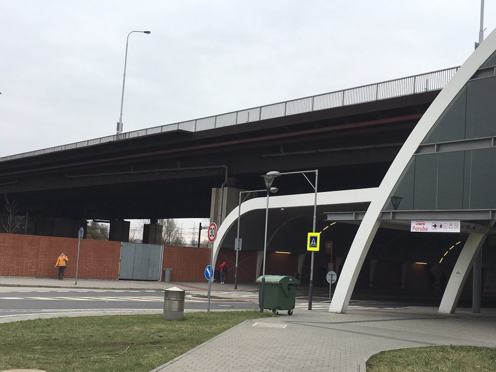 Svinovské mosty - nezrekonstruovaná část nad železniční tratí pobléž nádraží Ostrava-Svinov.