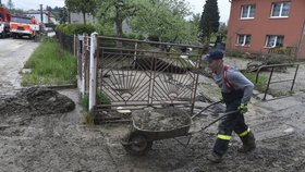 Obyvatelé Šilheřovic na Opavsku odklízejí následky lokálních povodní (14.5.2021)