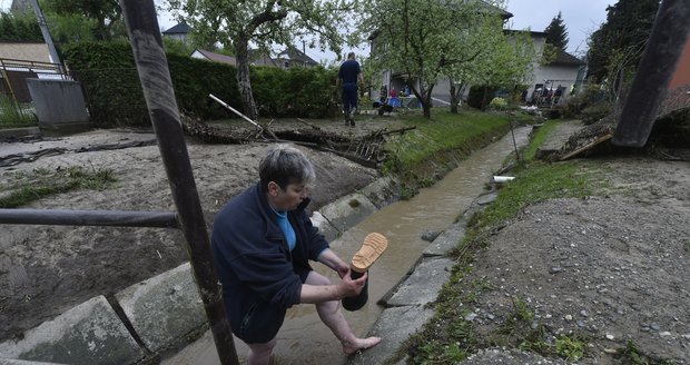 Obyvatelé Šilheřovic na Opavsku odklízejí následky lokálních povodní (14.5.2021)