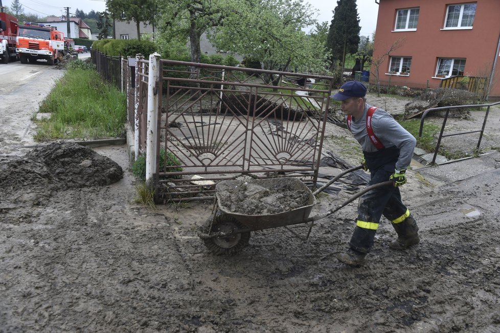 Obyvatelé Šilheřovic na Opavsku odklízejí následky lokálních povodní (14.5.2021)