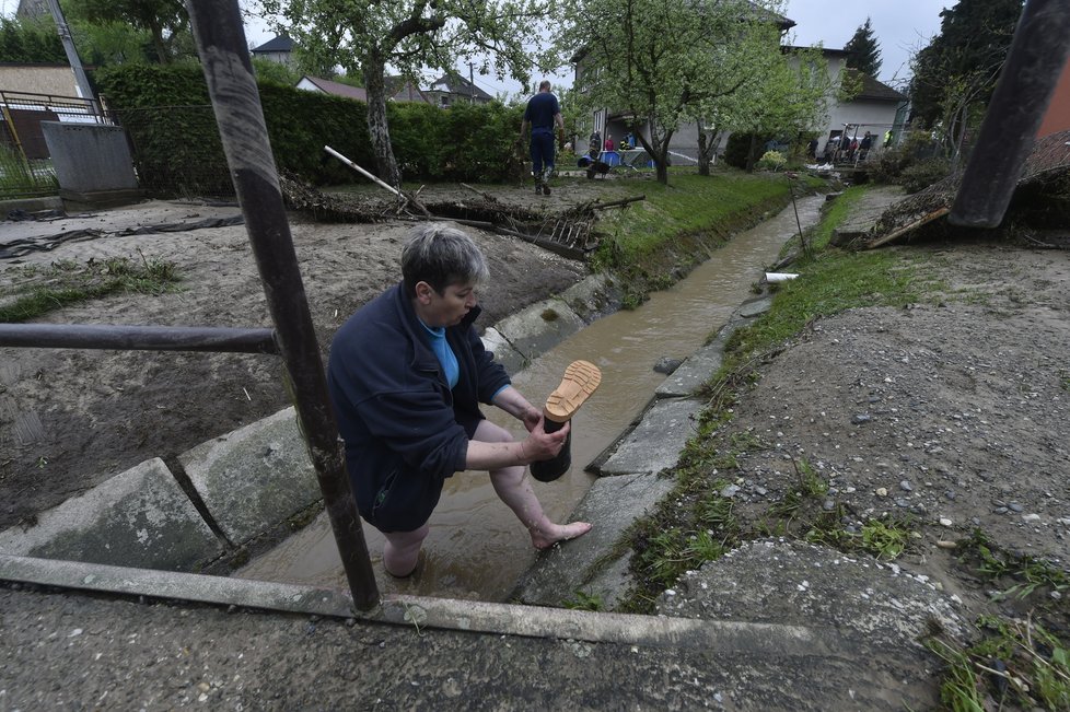 Obyvatelé Šilheřovic na Opavsku odklízejí následky lokálních povodní (14.5.2021)