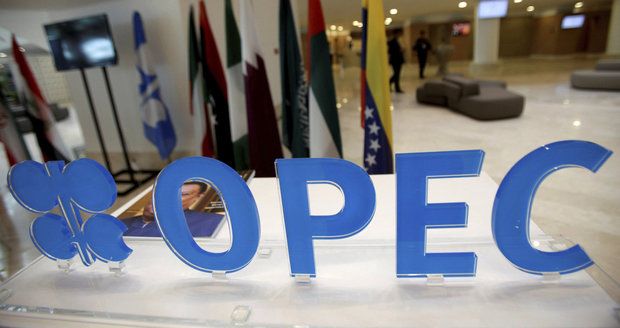 Benzin a nafta můžou zdražit až o čtyři koruny, OPEC bude těžit méně ropy
