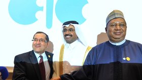 Alžírský ministr energetiky Noureddine Boutarfa (vlevo), ministr průmyslu a energetiky (uprostřed) Bin Saleh Al-Sada a generální tajemník OPEC Mohammed Barkindo na společném jednání.