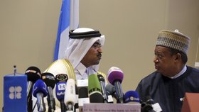 Alžírský ministr energetiky Noureddine Boutarfa (vlevo), ministr průmyslu a energetiky (uprostřed) Bin Saleh Al-Sada a generální tajemník OPEC Mohammed Barkindo na společném jednání
