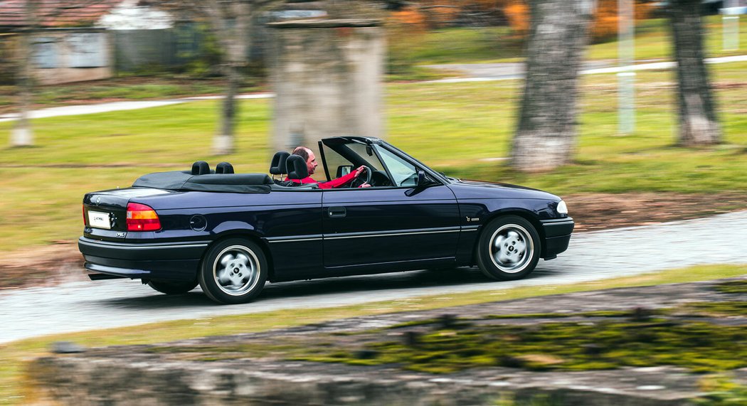 První otevřená astra se vyráběla v Itálii v karosárně Bertone a vypadá dodnes dobře. Ačkoliv se dá pořídit i za dva platy, auto ve stavu jako na snímku stává v zahraničí okolo tří set tisíc.