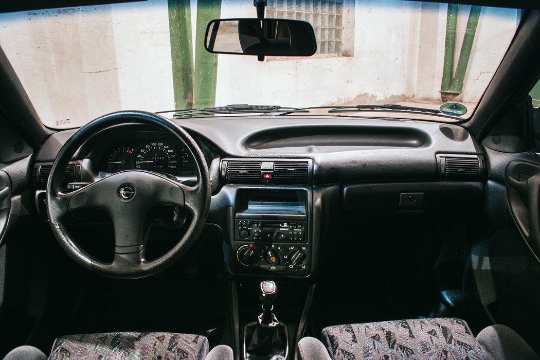 Středový panel palubní desky opelu se natáčí k řidiči, volant je bez airbagu