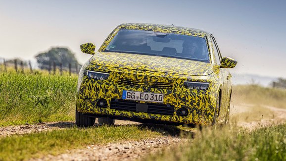 Opel poodhaluje novou Astru. Premiéra bude za několik týdnů, co už víme?