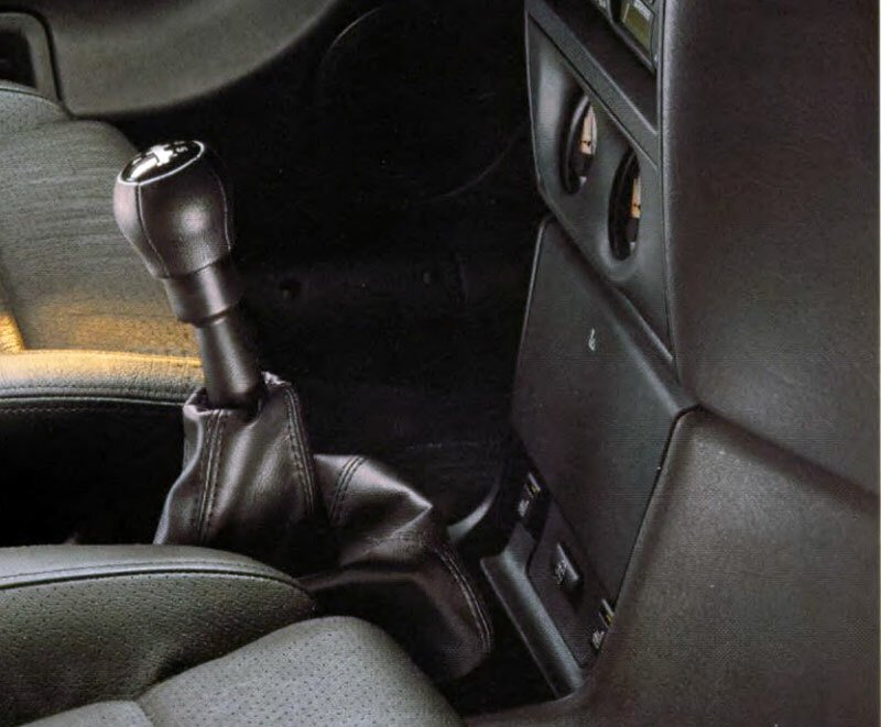 Šestiválec měl standardně pětistupňovou převodovku. Šestistupňovou disponovalo pouze Turbo 4x4.