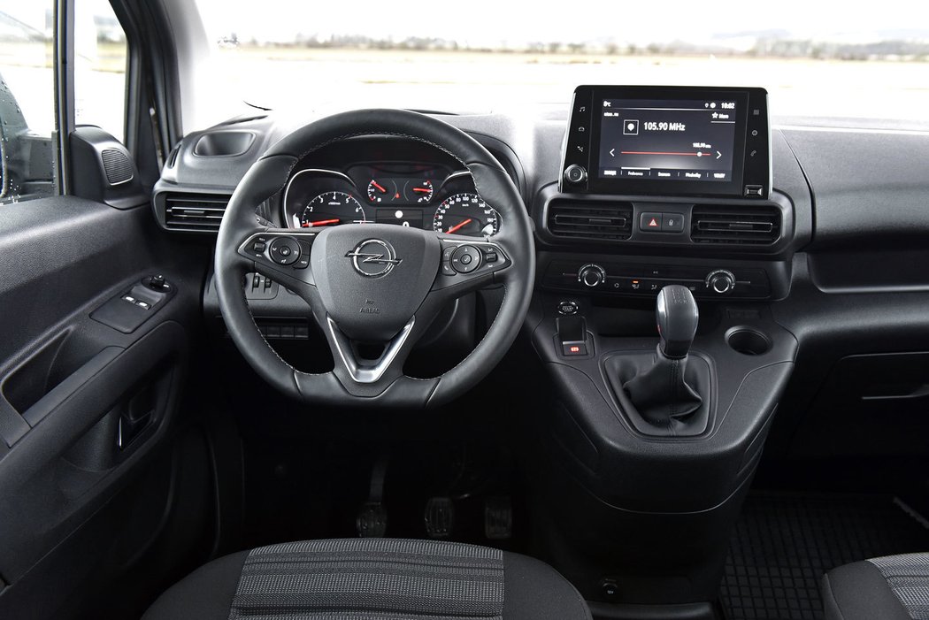 Interiér je z větší části sdílený s dalšími třemi sourozenci, liší se pouze design volantu, který odkazuje na jiné modely Opelu a analogový přístrojový štít s malým displejem, který je velmi přehledný. Ovládání světel otočným ovladačem pod volantem se dá používat i poslepu.