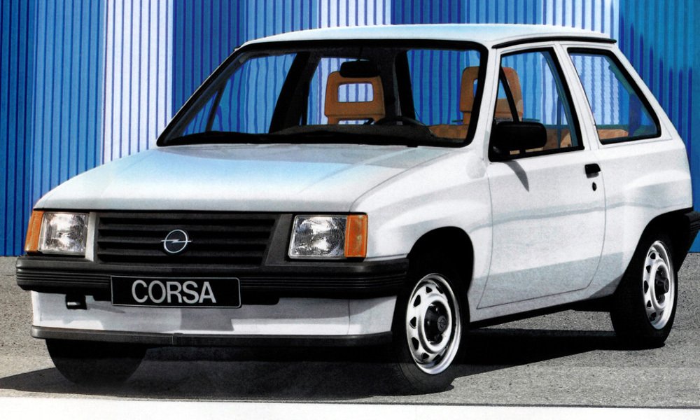Třídveřový hatchback Opel Corsa A měl obdélníkové světlomety s navazujícími směrovkami. Mezi ně byla vložena černá plastová maska chladiče se čtyřmi vodorovnými lištami a znakem Opelu uprostřed.