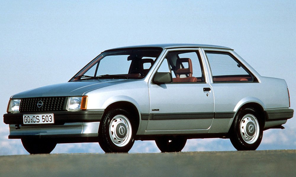 Opel Corsa TR Luxus z roku 1983 měl stejný rozvor jako hatchback, byl ale delší (3 955 mm) a o pár milimetrů širší a vyšší.