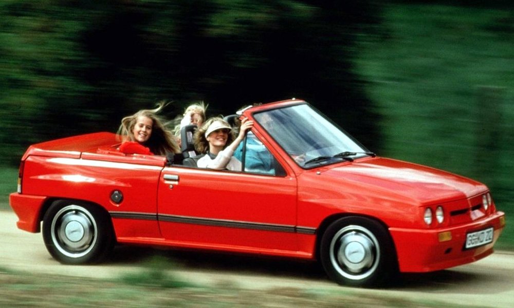 Čtyřmístný kabriolet Opel Corsa Spider od tuningové firmy Irmscher. Bylo vyrobeno kolem 1 500 kusů.