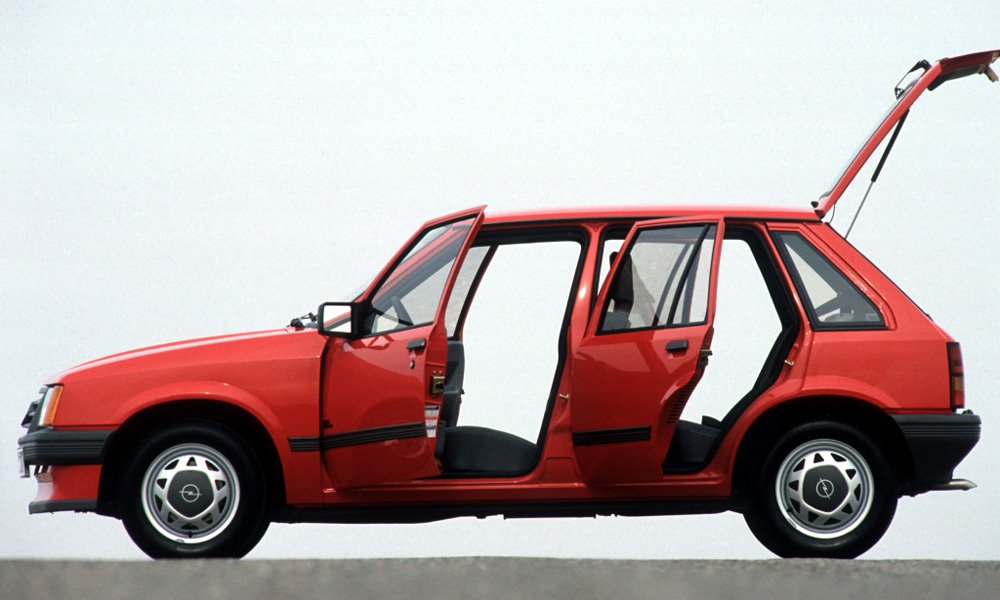 Pětidveřový hatchback Opel Corsa GL, v Německu nazývaný Kombilimousine. Měl stejný rozvor a rozměry jako třídveřový hatchback.