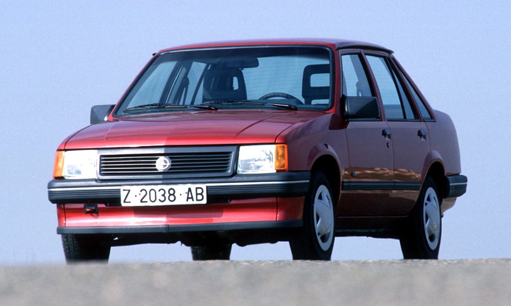 Tříprostorový čtyřdveřový sedan Opel Corsa z roku 1985 s mírně pozměněnou přední maskou.