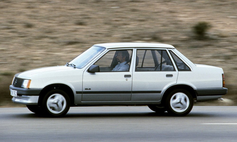 Sedany Opel Corsa byly pohodlné rodinné vozy za přijatelnou cenu. V Německu stály do 20 000 DM.
