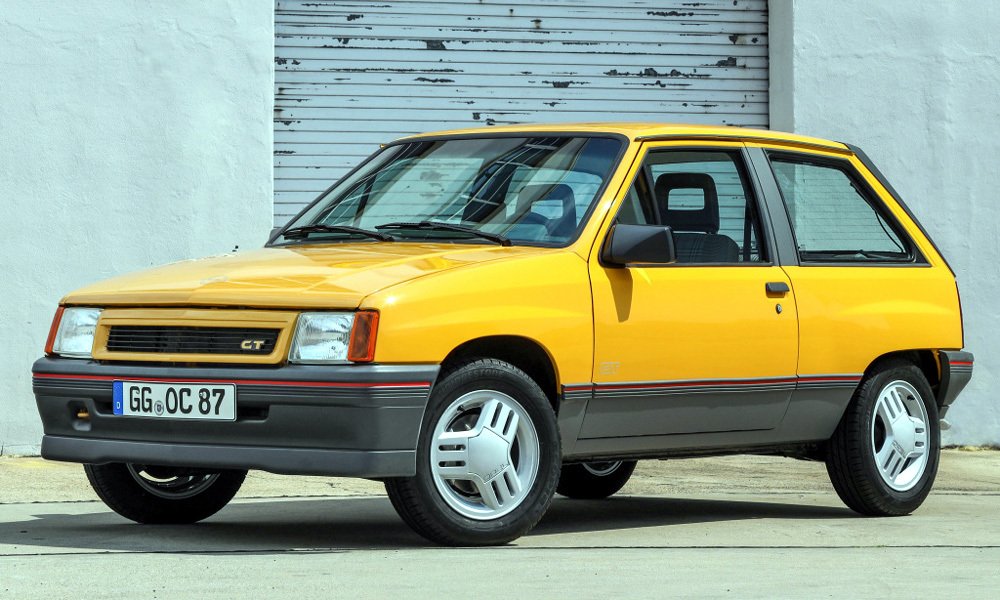 Opel Corsa GT dostal v roce 1987 velké plastové nárazníky.