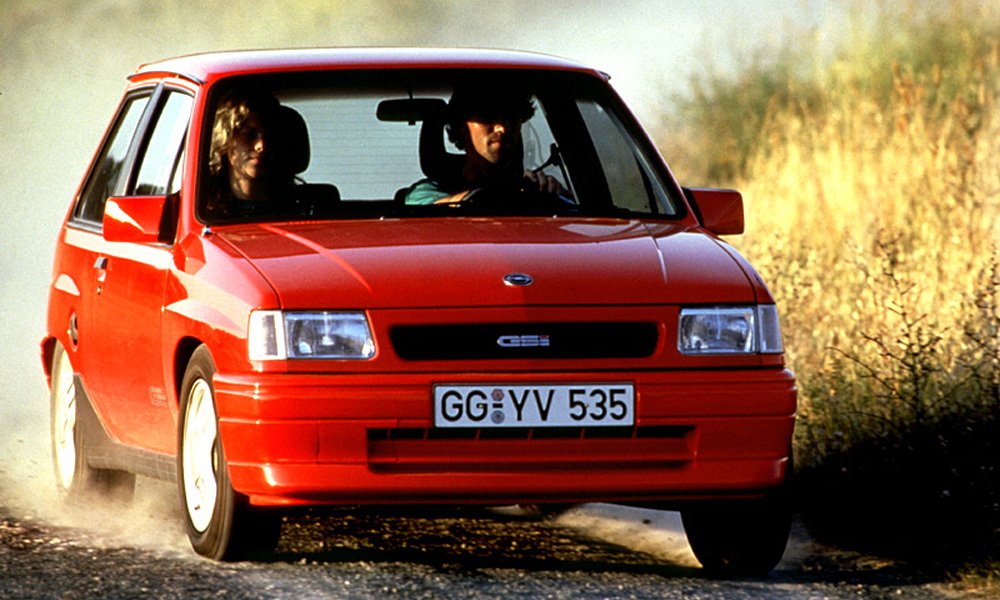 Rok 1990 přinesl další drobné změny v podobě nových nárazníků v barvě vozu a pozměněných hlavních světlometů a interiéru.