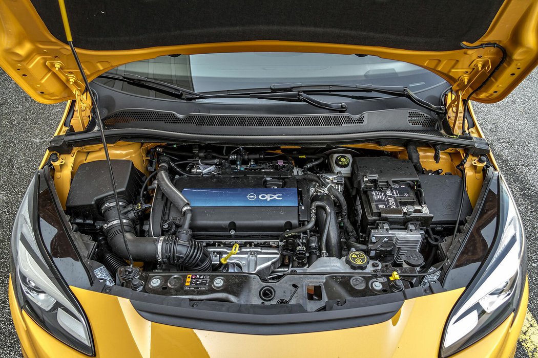 Zuřivá šestnáctistovka verze OPC má jako jediná rozvodový řemen, jde ještě o starý motor se vstřikováním MPI. Všimněte si kvalitní baterie typu AGM, takové používaly i slabší corsy, když byly v kombinaci se systémem stop-start (verze EcoFlex). OPC z nabídky vypadlo v březnu 2018, krátce je zastoupila civilnější varianta GSi s řetězovým 1.4 Turbo/110 kW – opět s MPI.