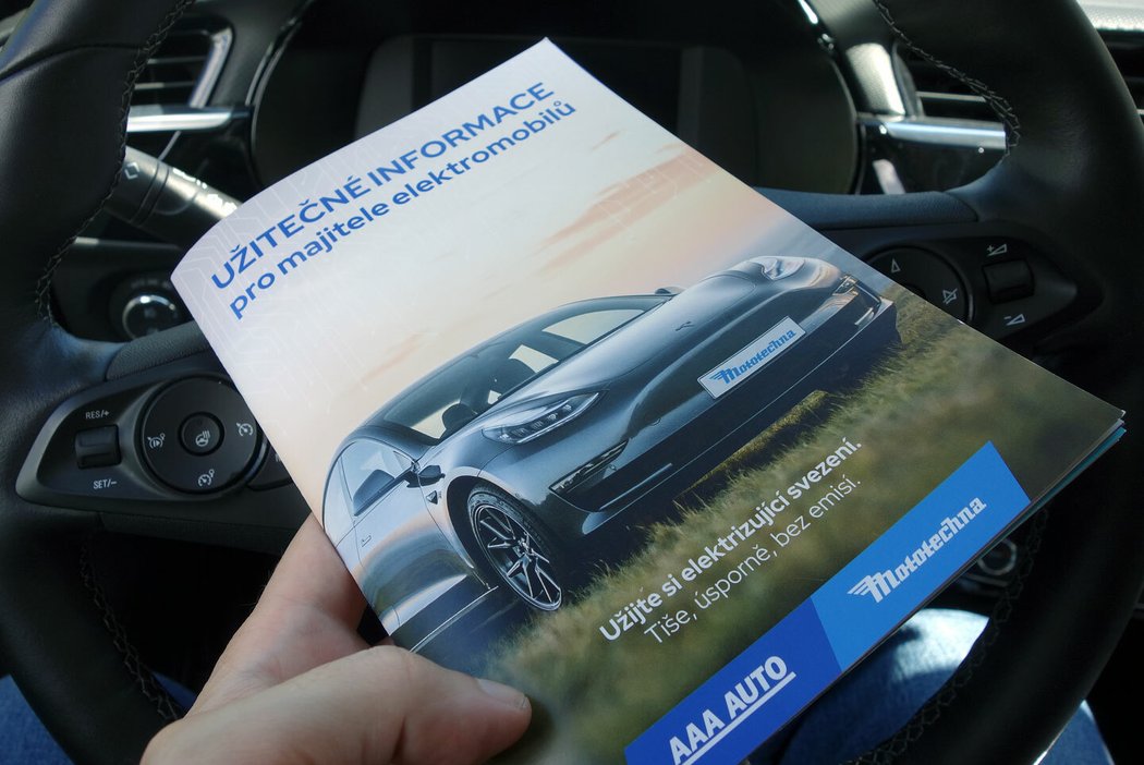 Elektromobilním nováčkům ztraceným ve složitostech nabíjení u různých poskytovatelů přijde vhod informacemi nabitá brožura, kterou AAA Auto přidává ke každému elektromobilu. Skvělý nápad!