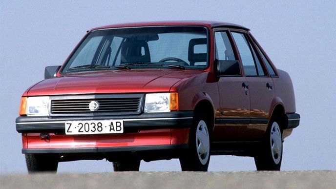 V dubnu 1985 se nabídka modelů rozšířila o pětidveřový hatchback a čtyřdveřový sedan (na obrázku).