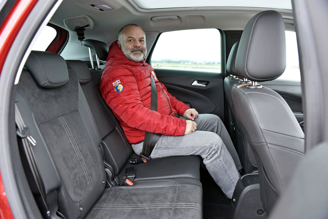 Malé SUV od Opelu potěší kabinou se slušnou nabídkou prostoru. Cestující vzadu se mohou těšit na spoustu místa před koleny a v ramenou je také o něco širší než peugeot. Škoda prosklené střechy, která ubírá hodně místa nad hlavou.