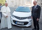 Papež František jde s dobou. Bude jezdit v elektrickém Opelu Ampera-e