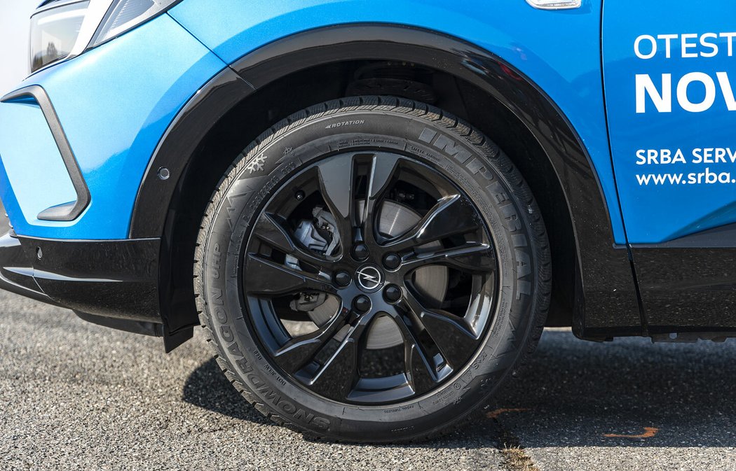 Ve specifikaci GS má grandland černě lakované ráfky o velikosti 18“ s rozumným profi lem pneumatiky