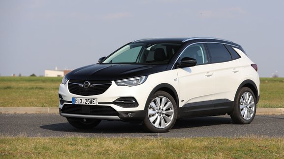 TEST Opel Grandland X Hybrid4 – Plug-in hybridní snaha být sportovcem