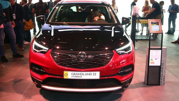 Opel na trh uvádí plug-in hybridní Grandland X PHEV. Základ se vejde do milionu. Těsně