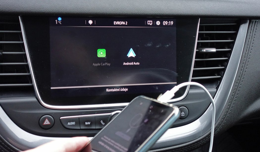 Starší multimediální systém IntelliLink vypadá jako ten v insignii, ale ve skutečnosti je to už přestrojený infotainment peugeotu. Moc toho neumí, je pomalejší, a ještě občas „zamrzne“. Apple CarPlay a Android Auto (po kabelu) podporovaly obě verze, tedy i menší typ bez integrované navigace.