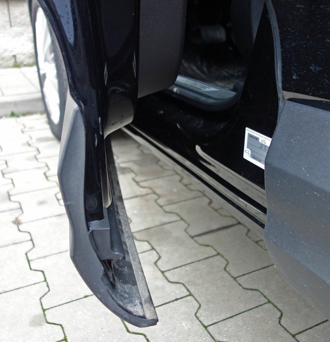 K bontonu všech dobrých SUV patří ochrana před zašpiněním nohavic. I tady jsou prahy dostatečně překryté.