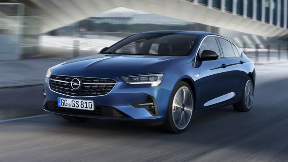 Opel odhaluje omlazenou Insignii, slibuje úspornější motory a pokročilé technologie