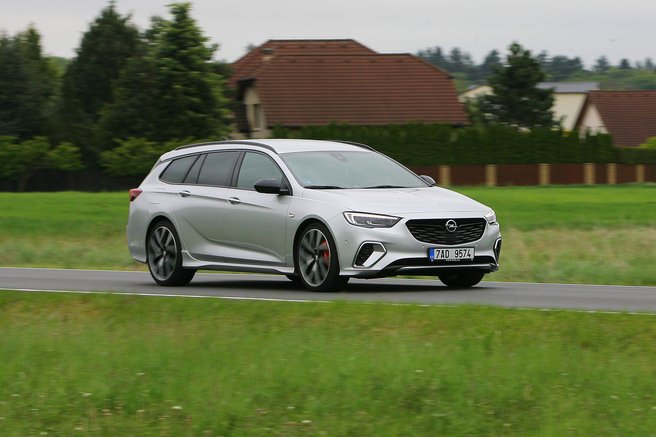 Opel Insignia GSi Sports Tourer 2.0 CDTI BiTurbo: Sporťáku, přiznej barvu