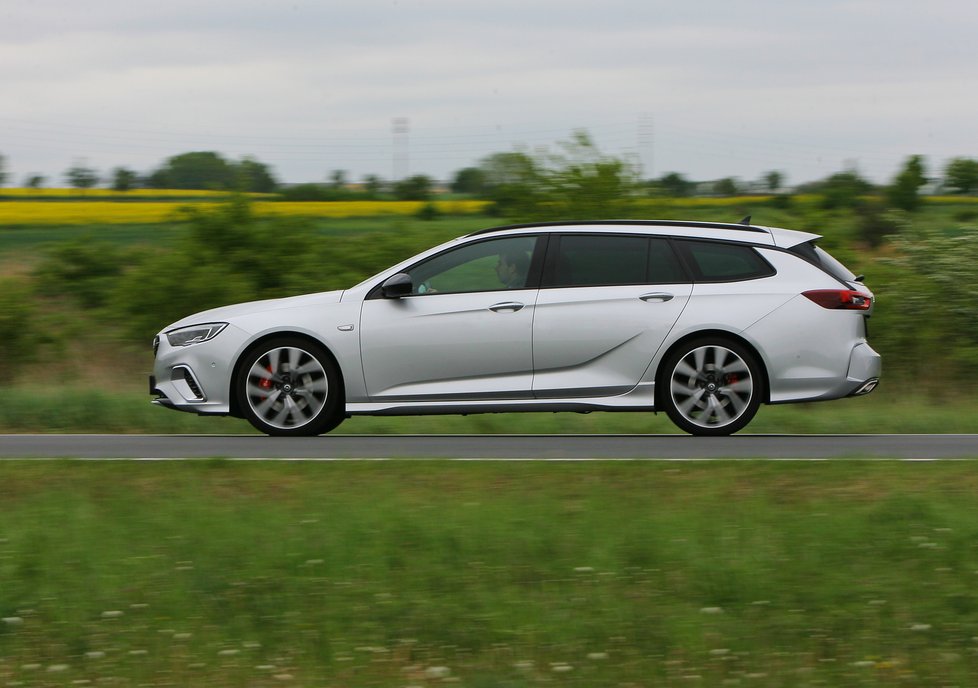 Opel Insignia GSi Sports Tourer 2.0 CDTI BiTurbo: Sporťáku, přiznej barvu