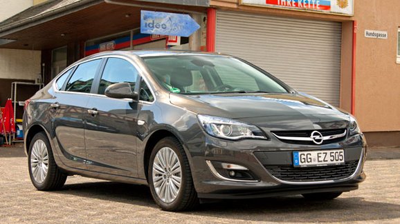 Opel Astra Sedan: První jízdní dojmy, české ceny
