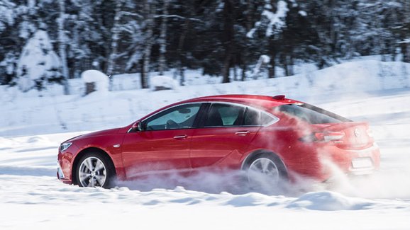 Vyzkoušeli jsme Opel Insignia 4x4 na ledovém polygonu! Jak funguje Twinster?