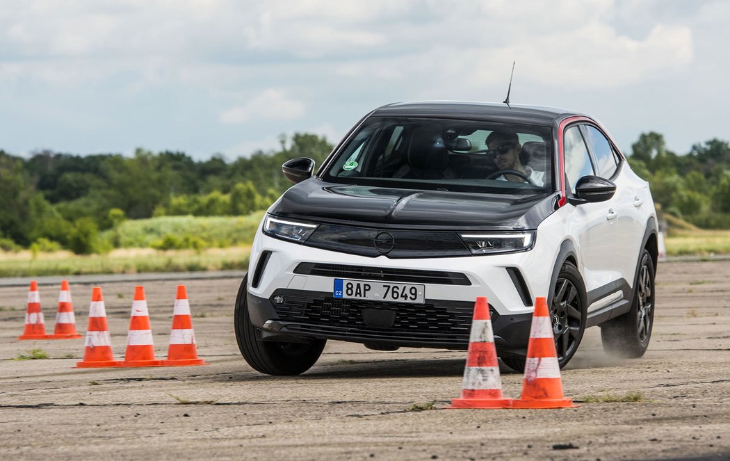 Stabilita oplu při vyhýbacím manévru je příkladná a řidič má nad vozem dostatečnou kontrolu, i když z fotky je zřejmé, že zvedá jedno kolo do vzduchu.