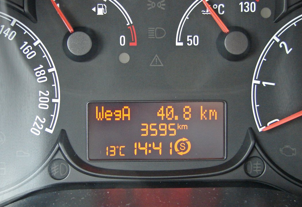 Opel demonstruje přepravní schopnosti nejmenšího modelu Combo. K úspoře paliva slouží systém start-stop.